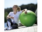 Femme accoudée sur le ballon de gym SISSEL® SECUREMAX® Ø45 cm vert