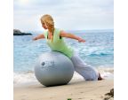 Femme sur le ventre avec le ballon de gym SISSEL® SECUREMAX® Ø75 cm gris