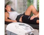 Patiente avec thérapeute utilisant Ice Compression easyCryo® Moove genoux