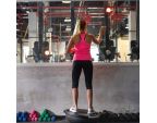 Femme utilisant les BLAZEPOD et un BOSU® Balance Trainer Elite