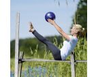 Femme en train d'utiliser un Pilates Soft ball 22 cm