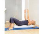 Femme utilisant un Pilates roller blanc 90 cm