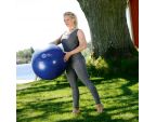 Femme en train d'utiliser un swiss ball SISSEL® bleu de 65 cm en extérieur