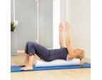 femme-allongee-pilates-roller-blanc
