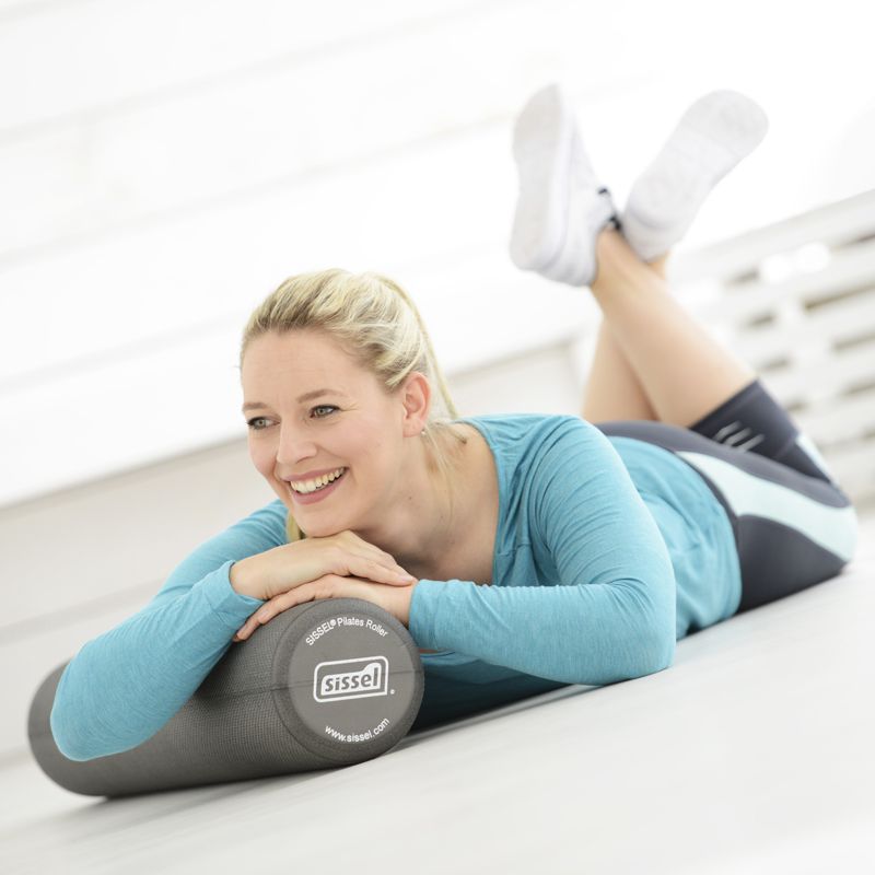Femme appuyer sur le Pilates Roller Pro SISSEL® gris