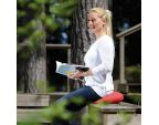 Femme qui lit un livre assise sur le SitFit rouge