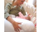 Maman allaitant dans le coussin de positionnement SISSEL® COMFORT