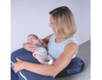 Maman tenant son bébé dans le coussin de positionnement SISSEL® COMFORT