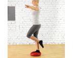 Femme en équilibre sur le Balancefit® SISSEL® rouge