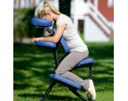 Femme assise sur la chaise de massage OAKWORKS® Portal Pro