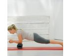 Femme en planche avec le rouleaux fasciathérapie SISSEL® Myofascia Roller