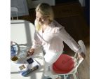 Femme s'apprêtant à s'asseoir sur le coussin coccyx SITFIT® PLUS