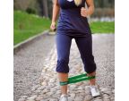 Femme avec bande élastique SISSEL® Loop vert jambe