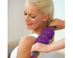 Femme avec l'appareil de Massage SISSEL® SPIKY TWIN ROLLER violet dans la nuque