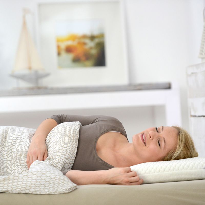 Femme allongée sur l'oreiller à mémoire de forme SISSEL® DREAM COMFORT