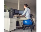 Stéphane assis sur la chaise ergonomique avec ballon Tonic Chair® Originale bleu