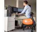 Stéphane assis sur la chaise ergonomique avec ballon Tonic Chair® Originale orange
