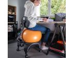 Adolescente assise sur la Tonic Chair Confort orange