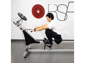 Homme sur le rameur iso-inertiel RSP Row Spinning