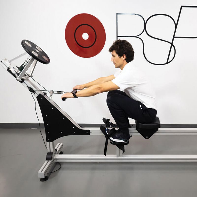 Homme sur le rameur iso-inertiel RSP Row Spinning