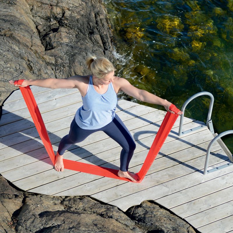 Femme au bord de la mer avec la FITBAND Rouge 25m