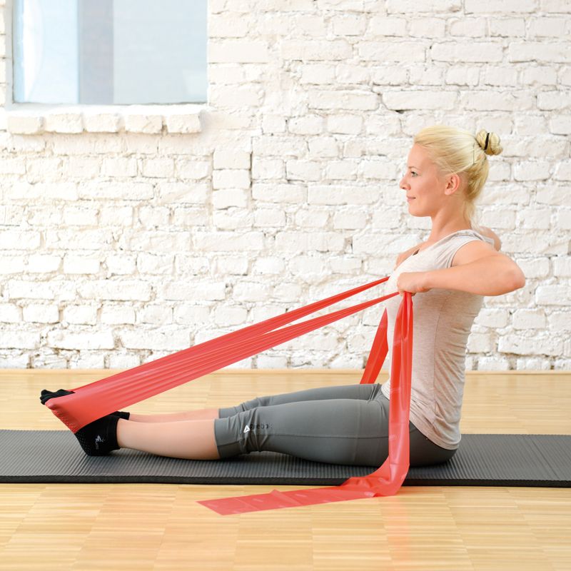 Femme en position de tirage avec la FITBAND Rouge 25m