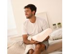Jeune homme utilsant un oreiller SISSEL® Compact