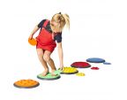Une enfant développe ses sens avec les disques tactiles Gonge®