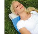 Femme dans l'herbe allongée sur l'Acupressur Mat SISSEL®