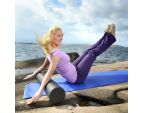 Femme avec le SISSEL® Pilates Roller Intense au bord de l'eau