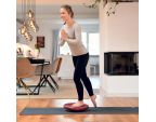 Utilisation par une femme du BALANCE BOARD PLUS SISSEL®