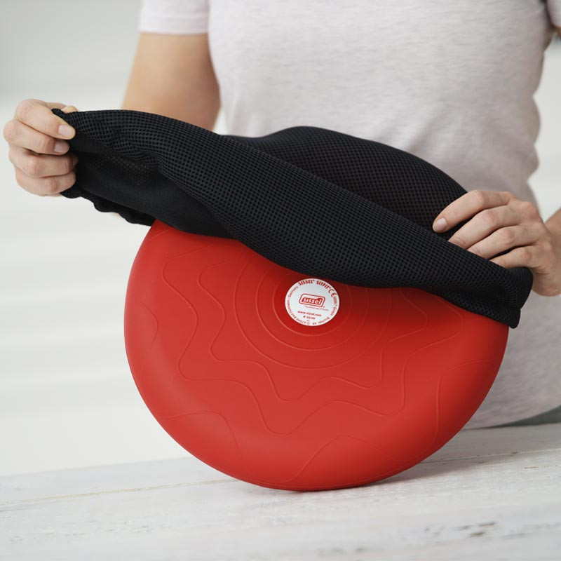 Positionnement de la housse aérée sur un coussin d'assise SITFIT® rouge Positionnement de la housse aérée sur un coussin d'assise SITFIT® rouge