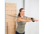 Femme utilisant un Pilates Springboard™ avec ses bras