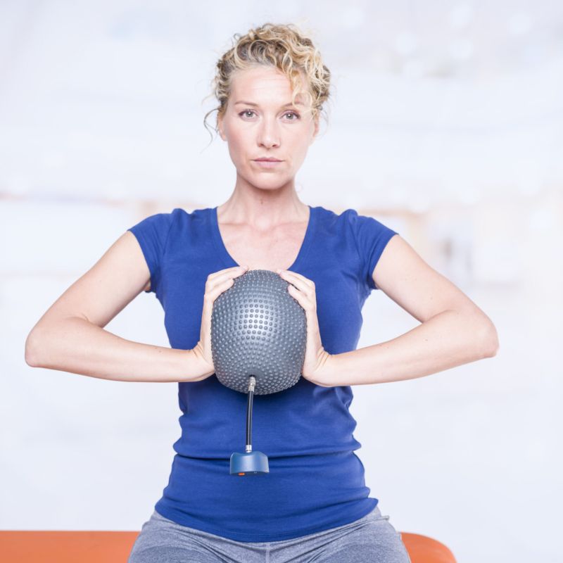 Patiente avec K-Bubble Kinvent Dynamomètre pneumatique en exercice de pression avec les bras Patiente avec K-Bubble Kinvent Dynamomètre pneumatique en exercice de pression avec les bras