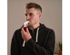 Homme qui utilise POWERbreathe® EX1 EMT Rouge à résistance forte