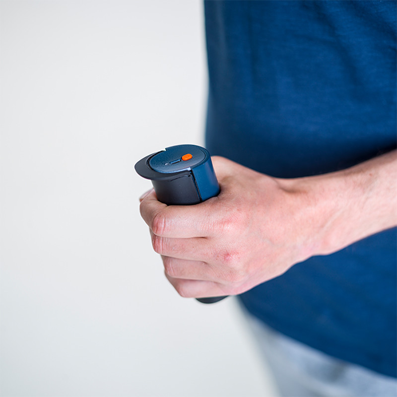 Mesure de la force de la main gauche avec le dynamomètre de préhension connecté K-Grip Kinvent Mesure de la force de la main gauche avec le dynamomètre de préhension connecté K-Grip Kinvent