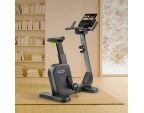 Vélo d'appartement compact Technogym Cycle présenté dans un salle de sport