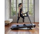 Jeune femme utilisant le tapis de course Technogym MyRun