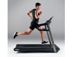 Jeune homme utilisant le tapis de course Technogym MyRun