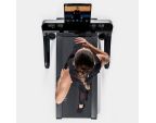 Jeune femme utilisant le tapis de course Technogym MyRun vue du dessus