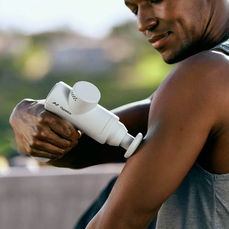 Homme utilisant Hypervolt Go 2 Homme utilisant Hypervolt Go 2