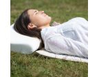 Emma allongée sur l'herbe avec un ACU MAT Arpège Santé® et un oreiller SISSEL® SOFT