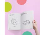 Pack jeu 7 familles et cahier de coloriage Petit Pilates© ouvert avec fond rose