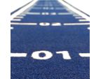 Piste de course en gazon synthétique bleu 10 x 1 m vu de près