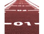 Piste de course en gazon synthétique rouge 10 x 1 m vu de près