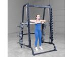 Rack Smith Base serie 7 Bodysolid en utilisation par une jeune femme