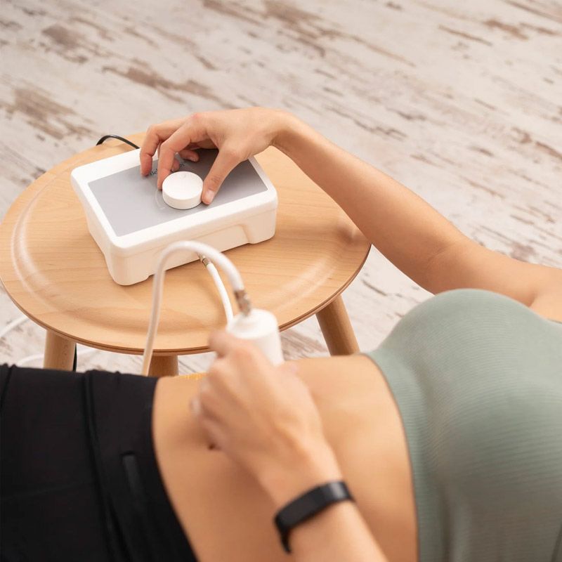 Appareil d'aspiration BellaBambi® Multi Set Standard sur une table de chevet Appareil d'aspiration BellaBambi® Multi Set Standard sur une table de chevet