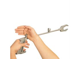 La Pince de préhension Pick-Up Homecraft® tenue et comparée à une main